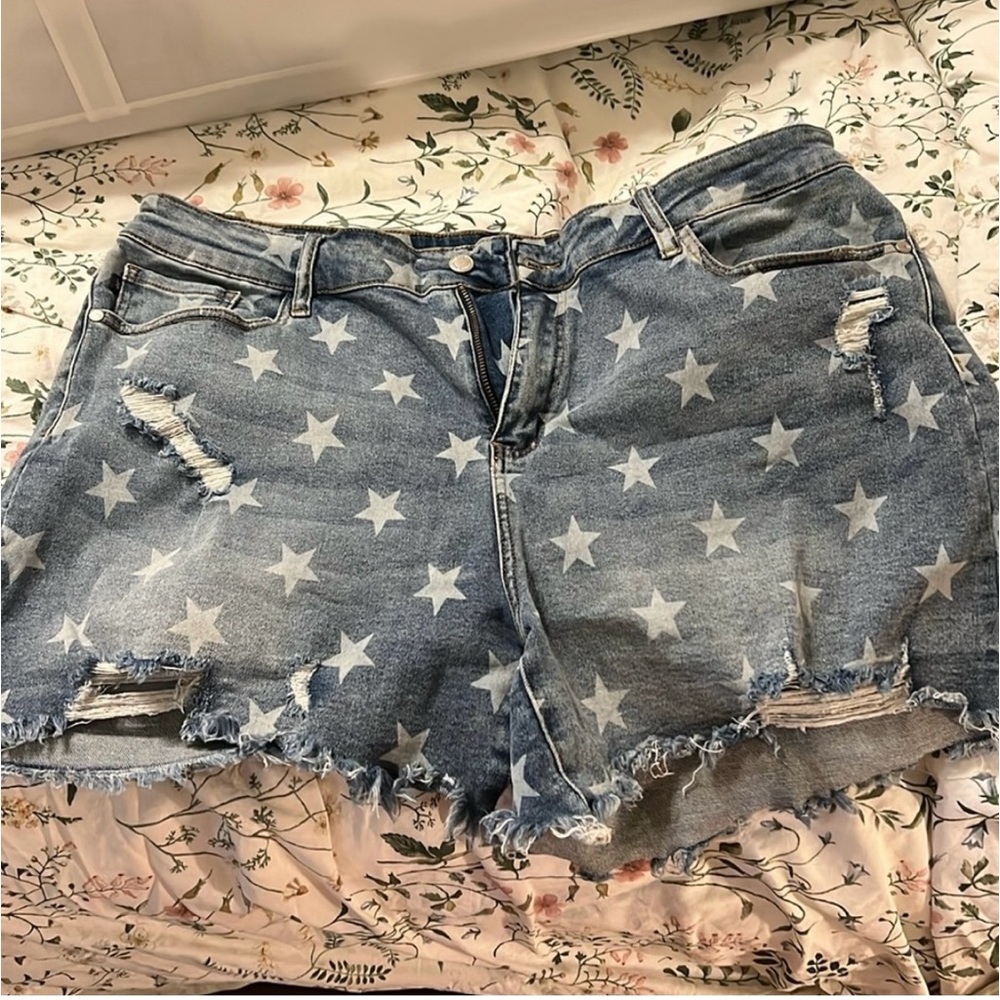 COPY - Judy Blue denim frayed shorts with Star print. Reposhing